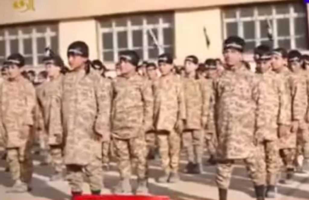 VIDEO: Otroci in najstniki za vojake: Tako učijo ‘mladiče kalifata‘