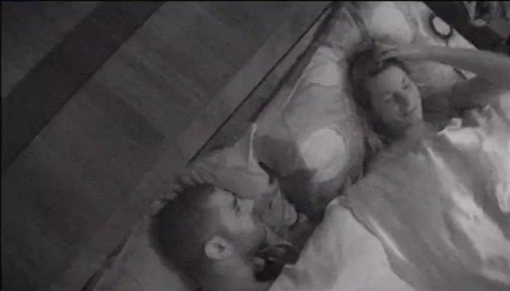 FOTO: Vroča noč: Ana Mari iz kombija v Tiborjevo posteljo