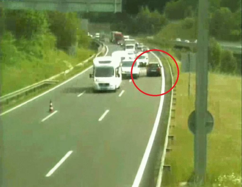 VIDEO: Šokantni posnetki 78-letnika, ki je vozil v nasprotno smer