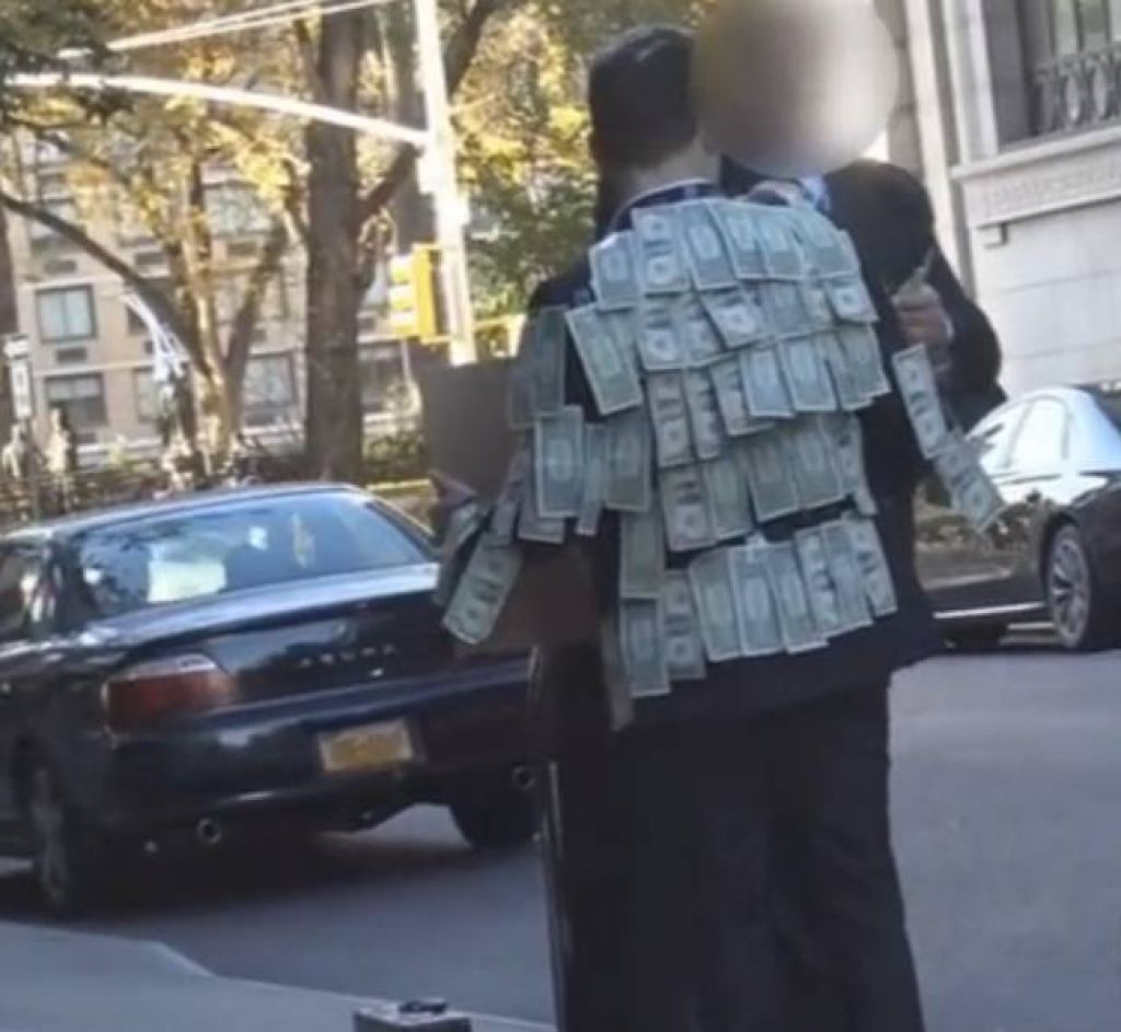 VIDEO: Na ulici delil denar, poglejte, kaj se je zgodilo