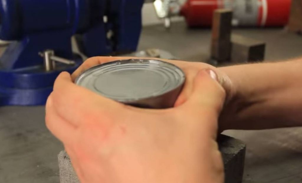 VIDEO: Znate odpreti konzervo brez odpirača?