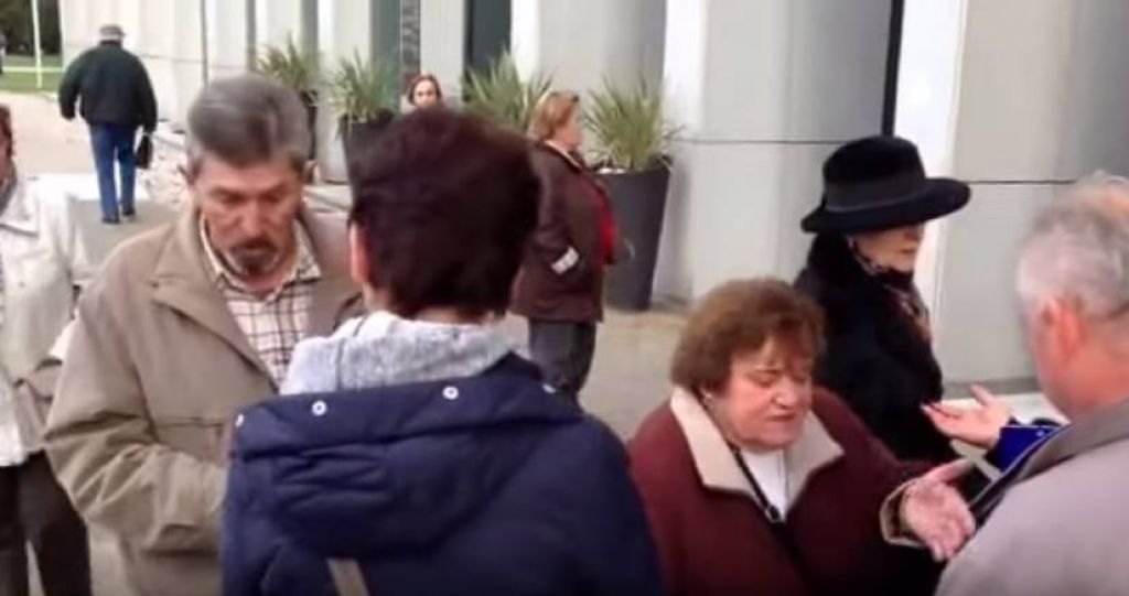 VIDEO: Kaos pred Ljubljansko banko: hočejo prihranke