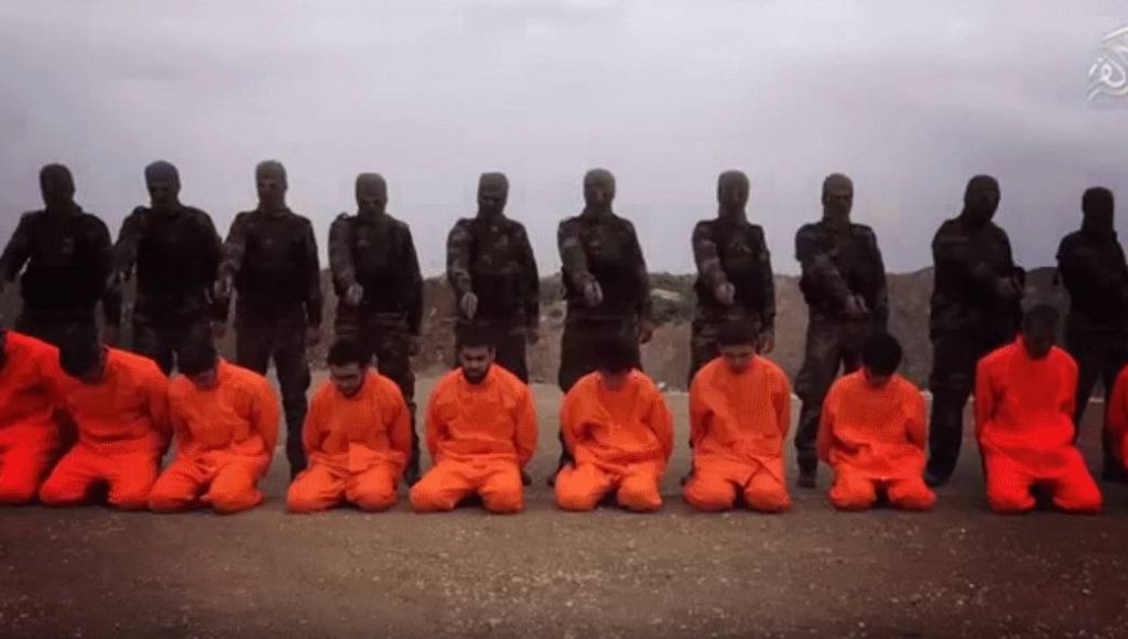VIDEO: Džihadisti na kolenih, vanje uperjene pištole, a zgodi se nepričakovano
