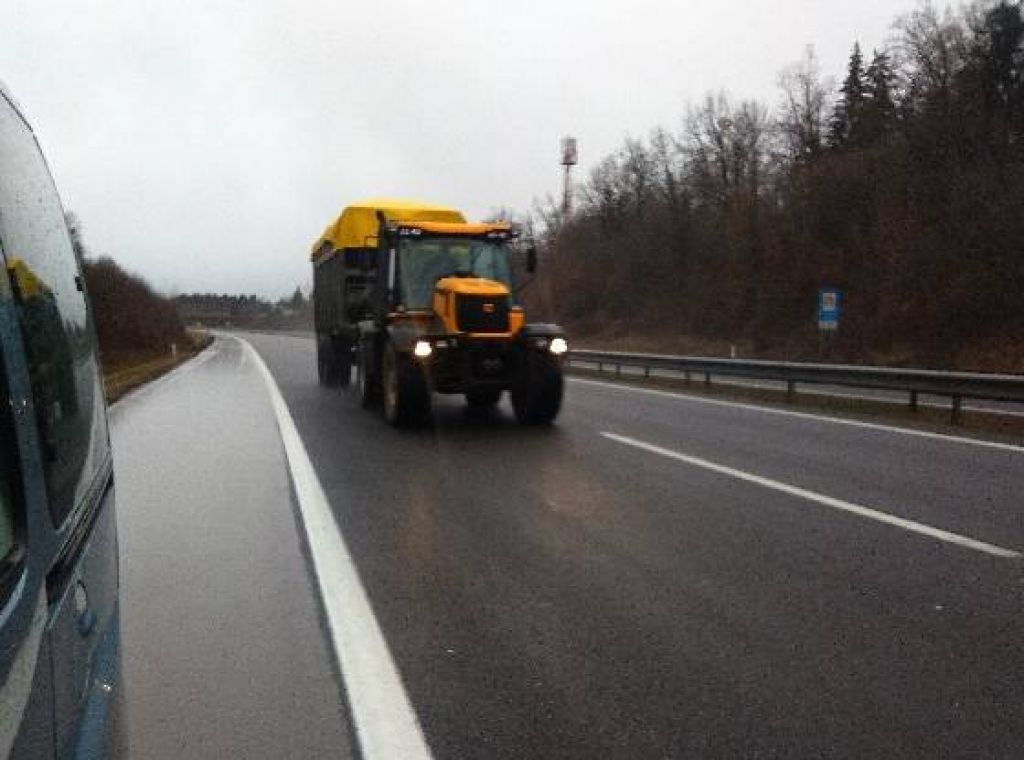 FOTO: Pozor, traktor na avtocesti