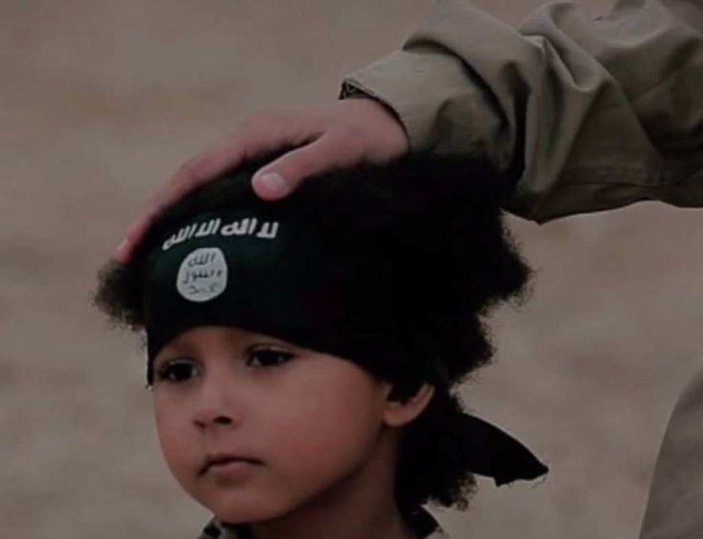 VIDEO: Islamski teroristi slavijo še ne petletnega dečka