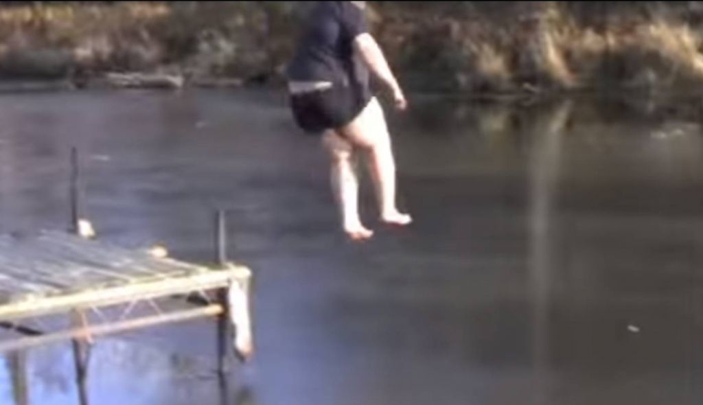 VIDEO: Skočil v jezero in skoraj zmrznil