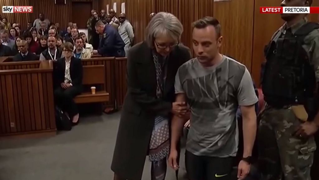 FOTO in VIDEO: Oscar Pistorius med sojenjem odstranil nožne proteze