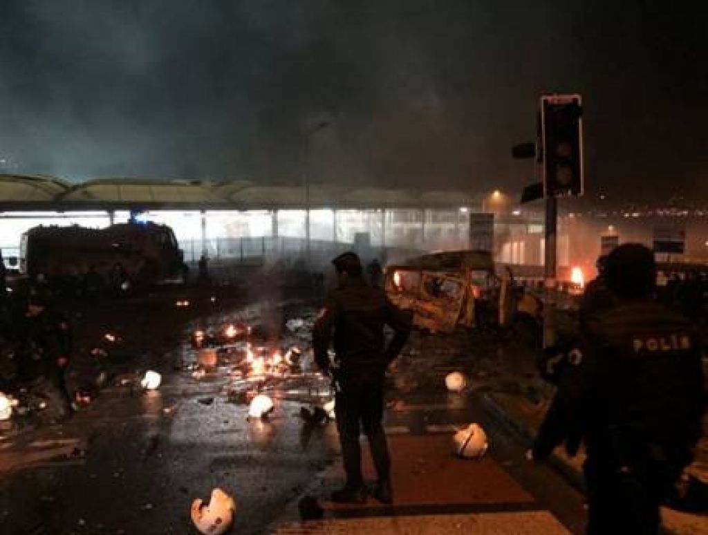 FOTO in VIDEO: Bombni napad v bližini stadiona