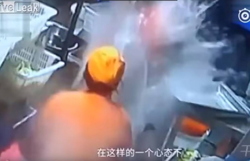 VIDEO: Sodelavko namerno polil z vrelo vodo