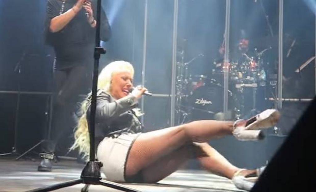VIDEO: Lepa pevka padla na koncertu: zaradi kratkega krila pokazala prav vse