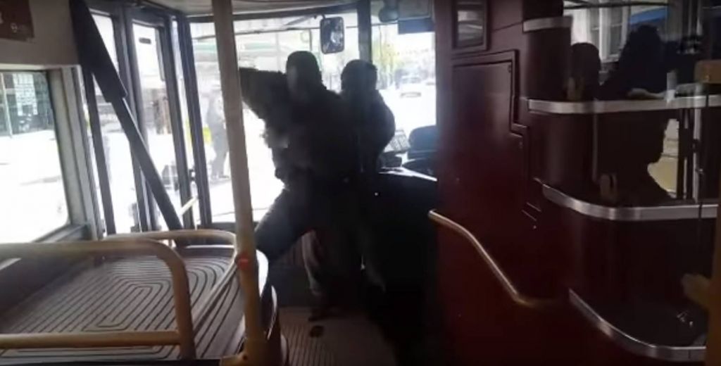 VIDEO: Drama na avtobusu: mahal z nožem in ga porezal