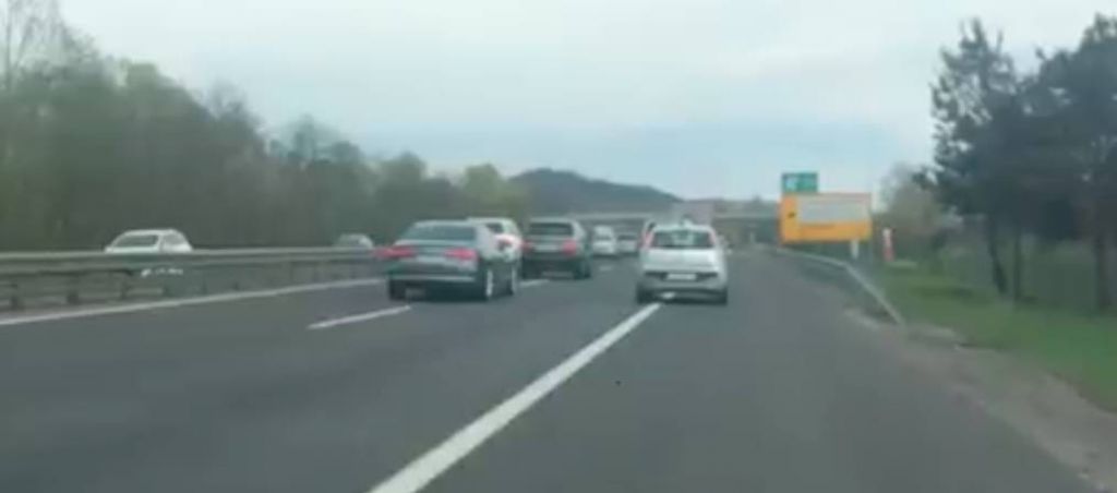 VIDEO: Nevšečnosti upočasnile promet, oni pa s polnim šusom po sredini