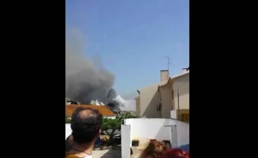 VIDEO: Letalo strmoglavilo na parkirišče Lidla, več mrtvih