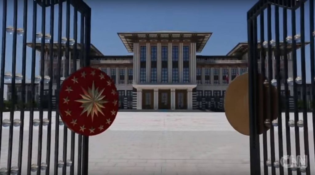 VIDEO: Erdoganovo razkošje: Bela hiša se lahko skrije!
