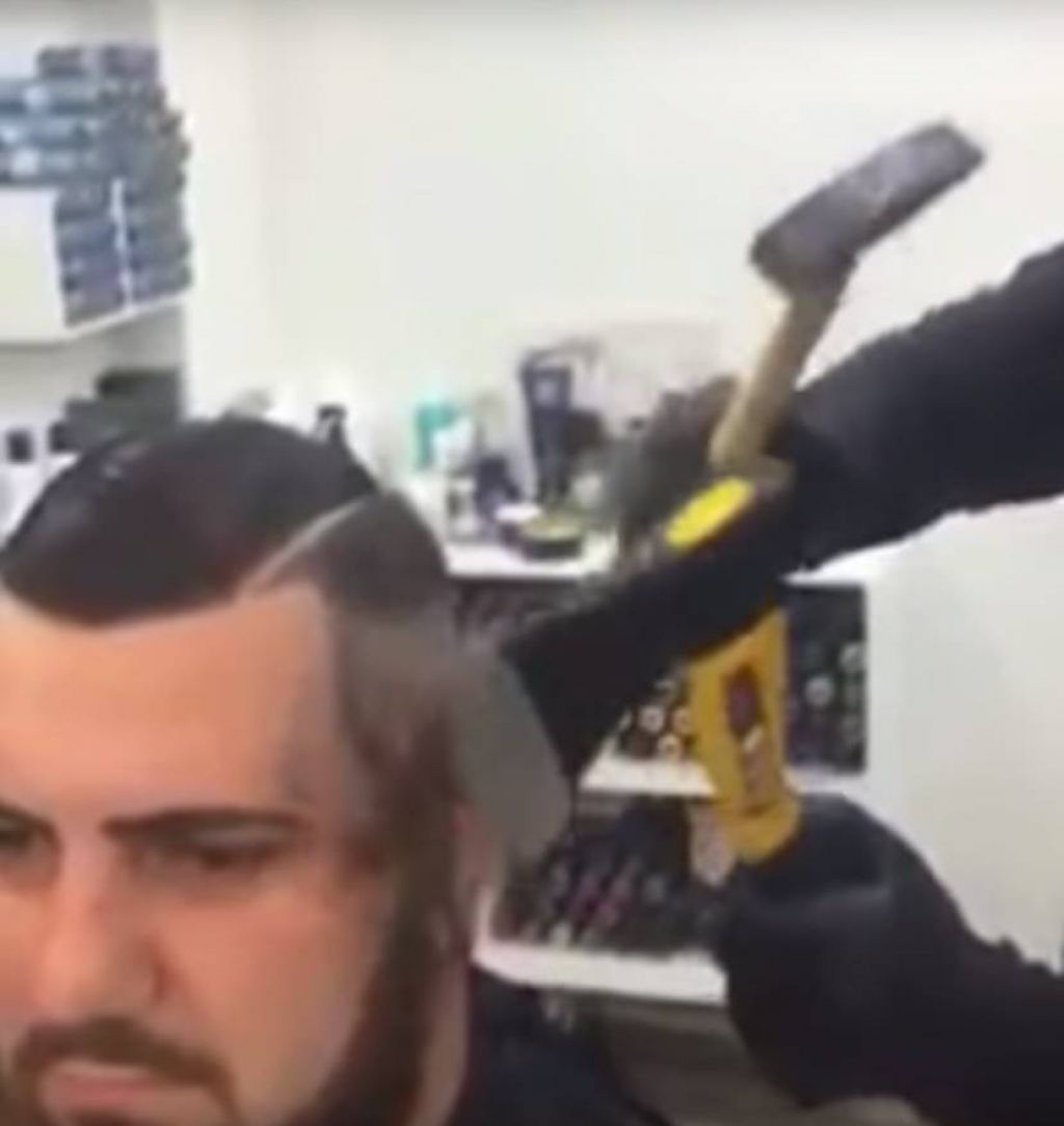 VIDEO: To morate videti: s sekiro se je spravil nad njegov skalp