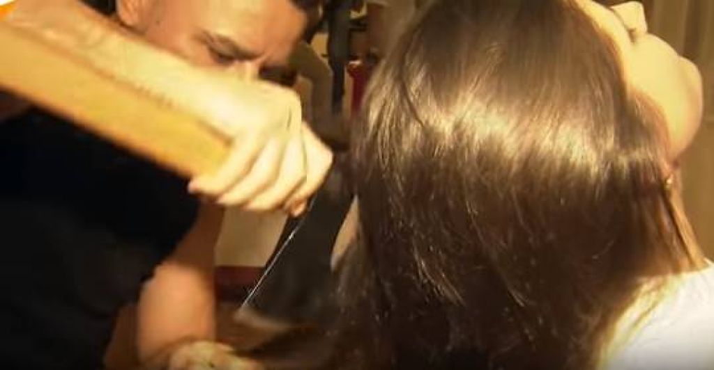 VIDEO: Njene glave se je lotil s sekiro, to je rezultat