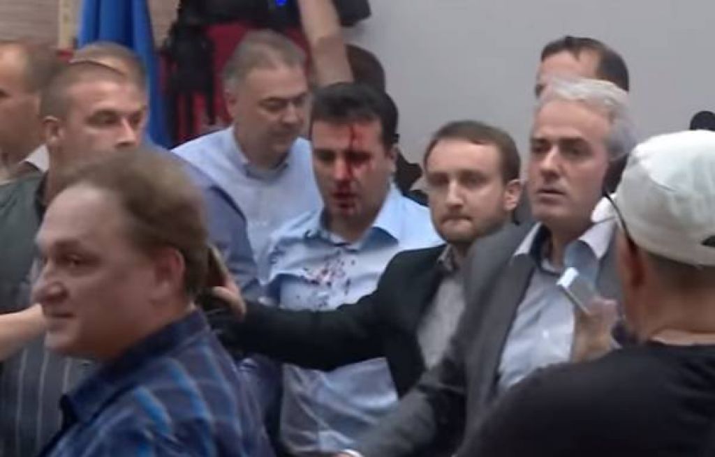 VIDEO: V parlamentu tekla kri: več ljudi v bolnišnici