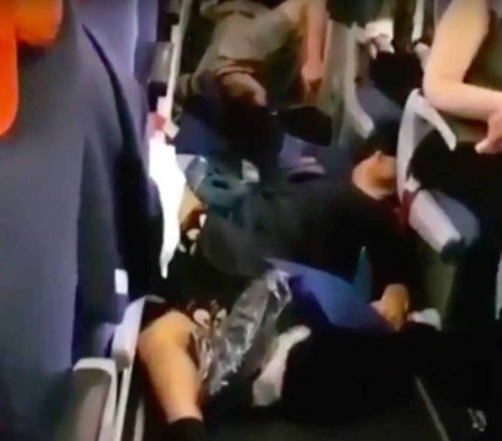VIDEO: Groza na letalu: poškodovani trije dojenčki