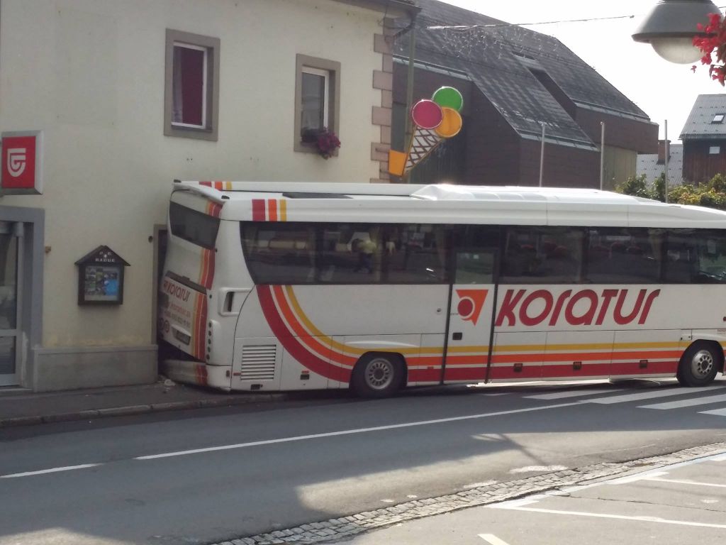 FOTO: Avtobus brez šoferja šel po svoje in trčil