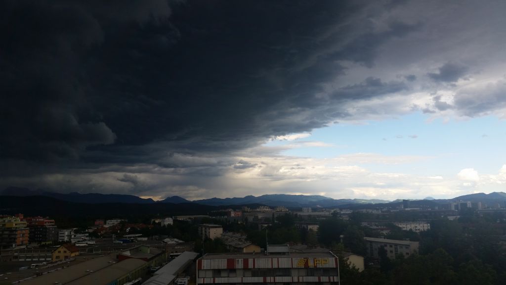 FOTO: Grozeče nebo nad Ljubljano