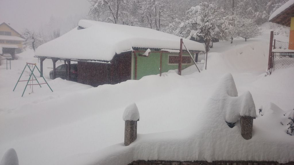 FOTO: Sneg jih je zasul, sosedje priskočili na pomoč