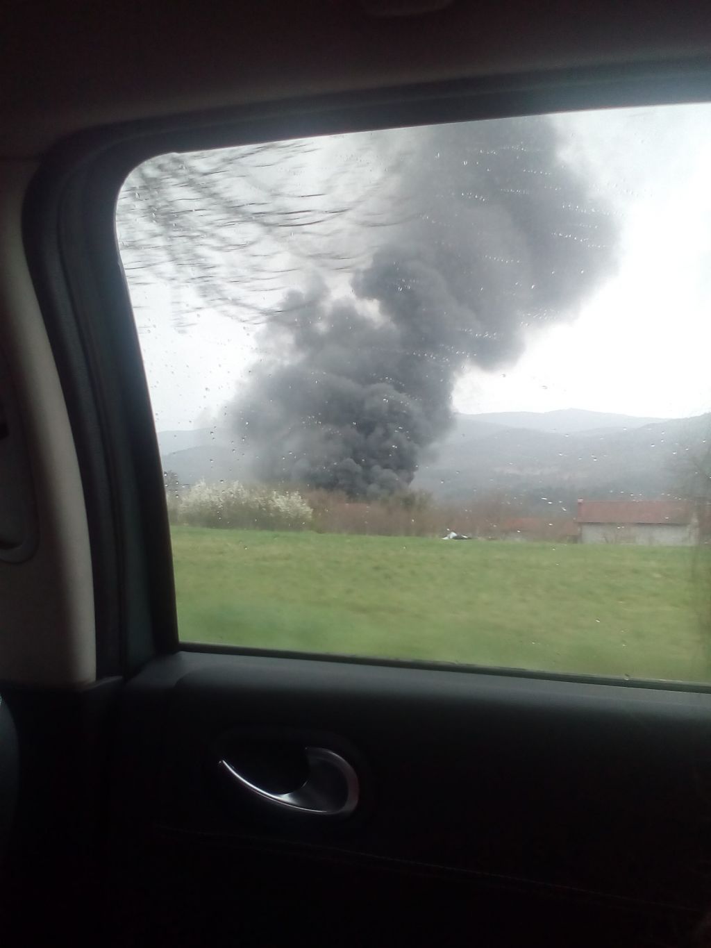 FOTO: Gost dim iznad tovarne: so res videli moškega, ki podtika ogenj?